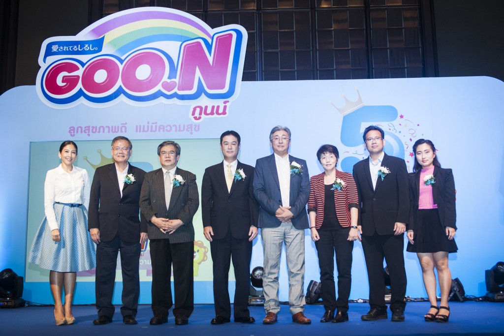 ผู้บริหารร่วมงานแถลงข่าวผ้าอ้อมเด็กกูนน์ (GOO.N) ถ่ายภาพหมู่บนเวที