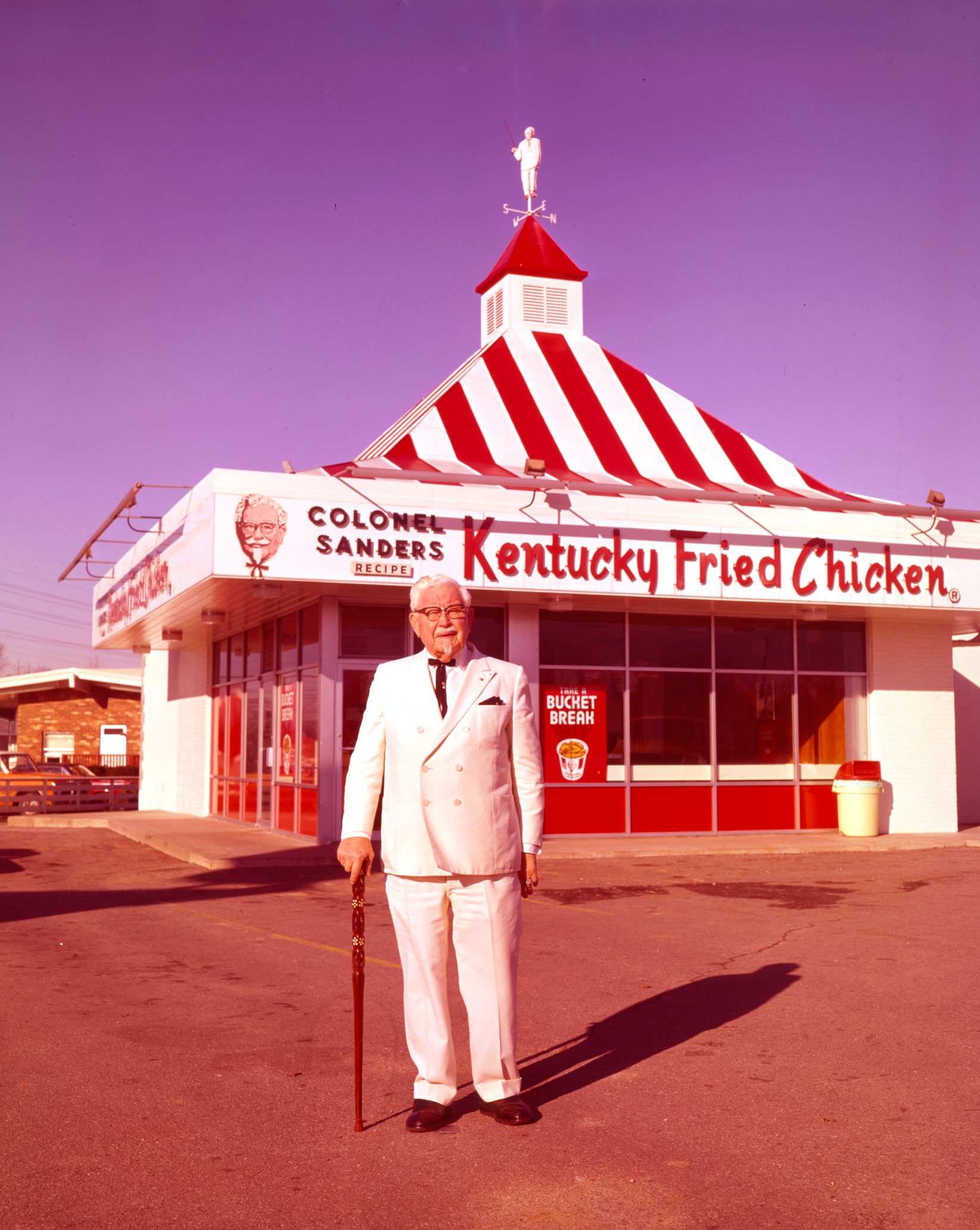 Когда появился kfc. Харланд «полковник» Сандерс. Первый ресторан КФС В Кентукки. Харланд Сандерс и первый ресторан. KFC 1930 год.
