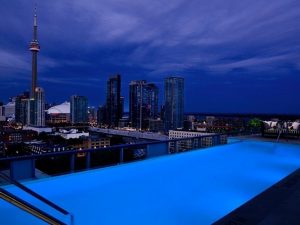 สระว่ายน้ำชั้นบนดาดฟ้าที่โรงแรม Thompson Hotel, Toronto, Canada