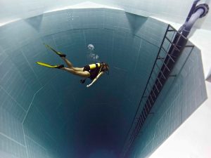 สระว่ายน้ำที่ลึกที่สุดในโลกใน Nemo 33 ที่กรุง Brussels, Belgium