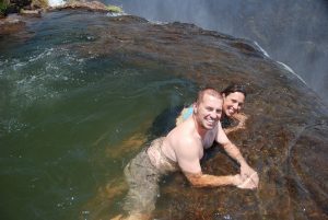 สระว่ายน้ำในหินธรรมชาติบนหน้าผาน้ำตกที่ชายแดนแซมเบียและซิมบับเว