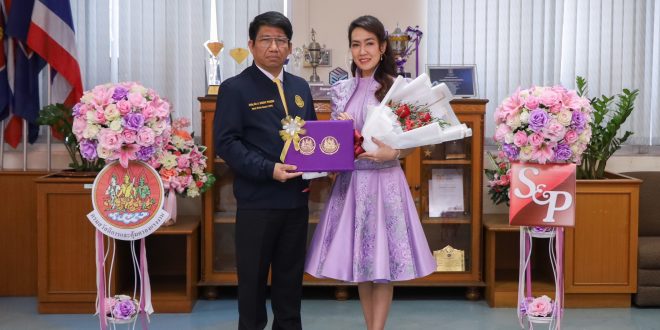 คุณมณีสุดา ศิลาอ่อน รับมอบใบประกาศเกียรติคุณ “สตรีนักบริหารดีเด่น สาขาสตรีผู้บริหารภาคเอกชนดีเด่น สถานประกอบกิจการขนาดใหญ่ ประจำกรุงเทพมหานคร“ เนื่องในวันสตรีสากล ประจำปี 2567