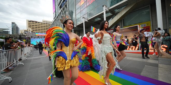 งานใหญ่แห่งปี! เซ็นทรัลเวิลด์ จัดใหญ่ ‘centralwOrld Rhythm of Pride 2024’ รวม LGBTQIAN+ และคนดังกว่า 500 ชีวิต แสดงพลังบน Rainbow Runway ยาว 80 เมตร พร้อมฉลอง Pride Month ตลอดเดือนมิถุนายน