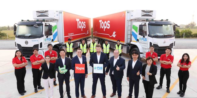 ท็อปส์ ในเครือเซ็นทรัล รีเทล จับมือ เอฟแอลเอส กรุ๊ป เปิดตัว ‘EV TRUCK’ รถพลังไฟฟ้าขนส่งของสด! ยกระดับกรีนโลจิสติกส์ช่วยกระจายสินค้าทั่วไทย ตั้งเป้าลดคาร์บอนฯ  13,335 ตัน ภายใน 5 ปี หนุนสปีดภารกิจ Net Zero ภายในปี 2593