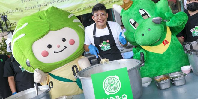 บาร์บีคิวพลาซ่า ผนึกกำลัง Green Partner SOS Thailand และศูนย์การค้าซีคอน บางแค เปลี่ยนอาหารส่วนเกินเป็น “มื้ออบอุ่นที่มีความหมาย” นำร่อง “วัดจันทร์ประดิษฐาราม”