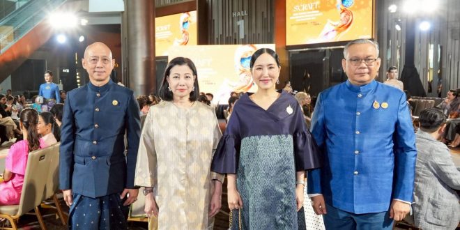 แบรนด์ SIRIVANNAVARI และ ICONCRAFT  เผยโฉมกระเป๋าผ้าไทยคอลเลกชัน “S’CRAFT: Craftsmanship 2025” ถ่ายทอดพระวิสัยทัศน์ สมเด็จพระเจ้าลูกเธอ เจ้าฟ้าสิริวัณณวรี นารีรัตนราชกัญญา นำเสนอความงามของผ้าทอสี่ภาค ผสานภูมิปัญญางานปักอันประณีต ผ่านแนวคิด “Royal Weave”