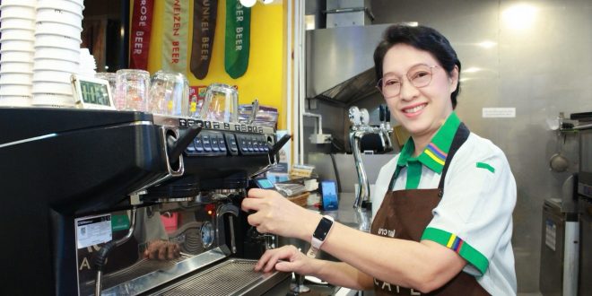 วันแม่ปีนี้ ซีเจ มอร์ ชวนสัมผัสเรื่องราวแห่งแรงบันดาลใจของ คุณโน-แสงโสม “คุณแม่หัวใจไม่ยอมแพ้” หนึ่งในพนักงานของโครงการ ซีเจ ซีเนียร์ พลัส วัยเก๋า