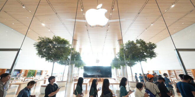 iPhone 17 ถึงมือแล้ว! ลูกค้าแห่รับเครื่องวันแรกคิวแน่น Apple Store ICONSIAM
