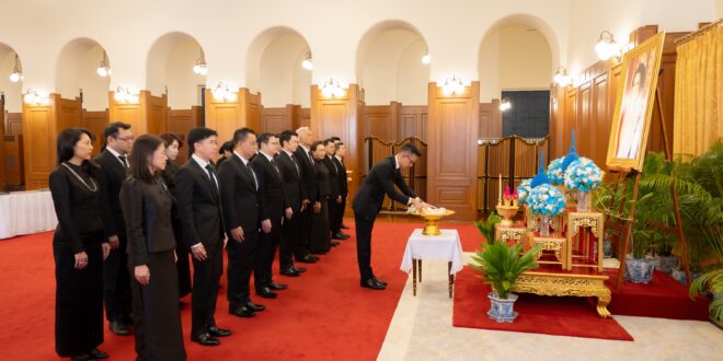 เมืองไทยประกันชีวิต นำคณะผู้บริหารลงนามถวายความอาลัย และถวายสักการะเบื้องหน้า  พระฉายาลักษณ์ สมเด็จพระนางเจ้าสิริกิติ์ พระบรมราชินีนาถ พระบรมราชชนนีพันปีหลวง