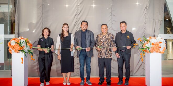 “โบทานิก้า ลักซูรี่ วิลล่า” ยกระดับอสังหาฯ ลักชัวรีสู่ “อาร์ตแกลเลอรีที่มีชีวิต” ปั้นแคมเปญ “Botanica The Collector” สร้างนิยามใหม่แห่งการอยู่อาศัยที่ “ศิลปะเป็นส่วนหนึ่งของชีวิต” พร้อมเปิดนิทรรศการ “Botanica Art Collection” ในฐานะส่วนหนึ่งของพื้นที่จัดแสดง Thailand Biennale Phuket 2025