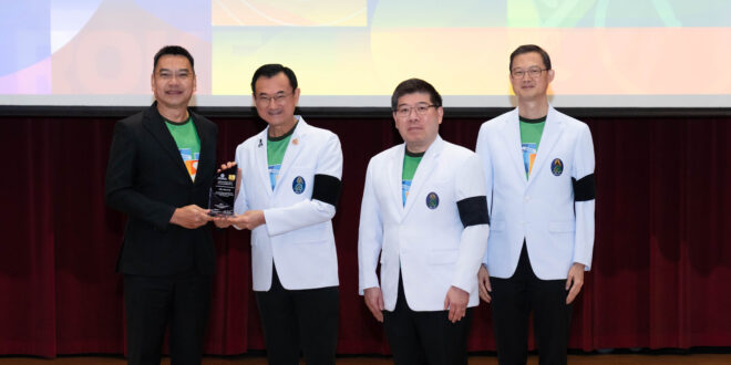 เอไอเอ ประเทศไทย รับโล่เกียรติคุณในฐานะผู้ให้การสนับสนุนโครงการ เดิน วิ่ง ปั่น ป้องกันอัมพาต ครั้งที่ 11