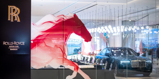 โรลส์-รอยซ์ มอเตอร์ คาร์ส แบงคอก เฉลิมฉลองตรุษจีนปีม้าไฟรังสรรค์บูทีคโชว์รูม ในอารมณ์ ‘Inspiring Greatness. Driven by the Year of the Horse.’