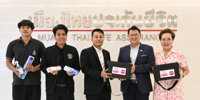 เมืองไทยประกันชีวิตและมูลนิธิเมืองไทยยิ้ม มอบกระเป๋าเวชภัณฑ์พร้อมอุปกรณ์ปฐมพยาบาลเบื้องต้น เพื่อบริการผู้มาใช้ลานกีฬาในชุมชนเขตห้วยขวาง