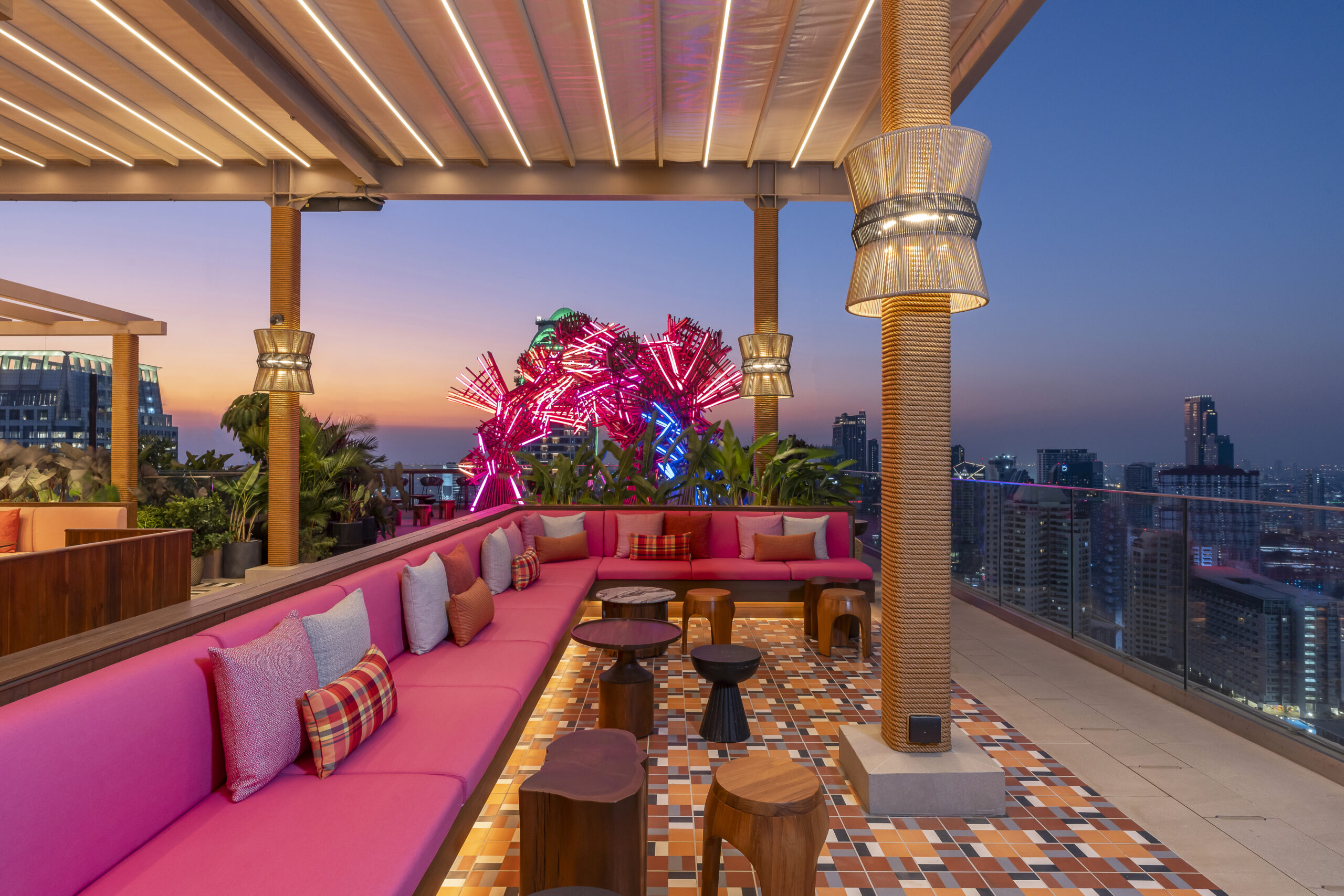 “สาโท ซัง รูฟท็อป บาร์” เสน่ห์อีสานและกลิ่นอายญี่ปุ่น ที่บรรจบกันเหนือเส้นขอบฟ้า