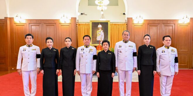 คุณฐาปน นำคณะมูลนิธิสิริวัฒนภักดี และไทยเบฟ น้อมถวายสักการะ และลงนามถวายความอาลัย