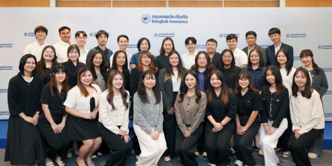 บริษัท กรุงเทพประกันภัย จำกัด (มหาชน) จัดพิธีมอบรางวัลให้แก่พนักงานที่สำเร็จการศึกษาหลักสูตรวิชาชีพประกันวินาศภัยและระดับปริญญาโท ประจำปี 2569 เพื่อส่งเสริมและสร้างแรงบันดาลใจในการพัฒนาความรู้ ความสามารถ และศักยภาพในการทำงานอย่างต่อเนื่อง โดยได้รับเกียรติจากนางสาวลสา โสภณพนิช กรรมการผู้อำนวยการใหญ่ กล่าวแสดงความยินดีและมอบรางวัลให้แก่ผู้สำเร็จการศึกษา จำนวน 33 คน จากหลักสูตรวิชาชีพการประกันวินาศภัย The Chartered Insurance Institute (CII) หลักสูตรวิชาชีพการประกันวินาศภัย ANZIIF-THAI หลักสูตรวิชาชีพการประกันวินาศภัยจากสถาบันประกันภัยไทย และผู้สำเร็จการศึกษาระดับปริญญาโท ในโครงการทุนการศึกษาของบริษัทฯ ณ อาคารกรุงเทพประกันภัย ถนนสาทรใต้ เมื่อเร็วๆ นี้   กรุงเทพประกันภัยให้ความสำคัญกับการพัฒนาศักยภาพของบุคลากรอย่างต่อเนื่อง โดยสนับสนุนให้พนักงานมีโอกาสศึกษาต่อในหลักสูตรวิชาชีพด้านการประกันวินาศภัยจากสถาบันชั้นนำทั้งในและต่างประเทศ รวมถึงการศึกษาระดับปริญญาโท มายาวนานกว่า 40 ปี เพื่อเสริมสร้างองค์ความรู้ ความเชี่ยวชาญ และต่อยอดการพัฒนาศักยภาพในการปฏิบัติงาน พร้อมร่วมเป็นพลังในการขับเคลื่อนองค์กรให้เติบโตอย่างมั่นคงและยั่งยืนมุ่งส่งเสริมการพัฒนาศักยภาพบุคลากรอย่างต่อเนื่อง จัดพิธีมอบรางวัลแก่ผู้สำเร็จการศึกษาหลักสูตรวิชาชีพการประกันวินาศภัยและระดับปริญญาโท ประจำปี 2569