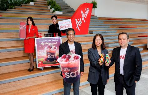 ไทยน้ำทิพย์ โคคา-โคล่า และ แอร์เอเชีย เปิดตัวเมนูใหม่สุดเอ็กซ์คลูซีฟ Midnight Grape “Coke” เสิร์ฟความสดชื่นในทุกเที่ยวบิน พร้อมสร้างสีสันผ่าน “โค้ก” FIFA World Cup 2026™ รับเทศกาลบอลโลก