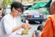 สสส. นำร่อง “ถนนตักบาตรคิดถึงสุขภาพพระ” ผนึกกำลัง วัด-ชุมชน-ร้านค้า-ญาติศิลปินผู้ล่วงลับ สร้างต้นแบบการตักบาตร “ลดหวาน ลดมัน เลี่ยงเค็ม” เพื่อส่งเสริมสุขภาพสงฆ์ไทย