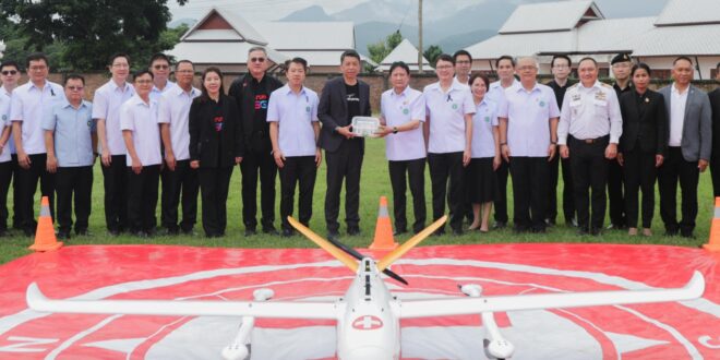 สธ. X ทรู และภาคีเครือข่าย เปิด “ปฏิบัติการอากาศยานไร้คนขับทางการแพทย์ (Drone)” เฉลิมพระเกียรติฯ  พร้อมเปิดตัวนวัตกรรม SkyBridge แพลตฟอร์มขนส่งทางอากาศอัตโนมัติ ครั้งแรกของไทย  ปูทางพลิกโฉมโลจิสติกส์สาธารณสุขทั่วประเทศ ประเดิมบินโดรนส่งยา-เวชภัณฑ์ พื้นที่ดอยสูงเมืองน่าน