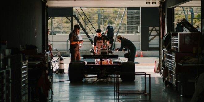ถอดบทเรียน Formula 1 เมื่อโลกธุรกิจต้องใช้ AI ตัดสินใจในระดับเสี้ยววินาที โดย Sean Falconer, Senior Director of Products, AI Products and Strategy