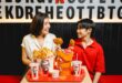 KFC ประเทศไทย อัปเลเวลความอร่อยมื้อวันแม่ปีนี้ให้จุใจกว่าเดิม รับฟรี! “ซอสพริกจัมโบ้” ปริมาณเพิ่มขึ้น 50% เพียงซื้อชุดบักเก็ตที่ร่วมรายการราคา 349 บาทขึ้นไป ตั้งแต่ 8 – 12 สิงหาคมนี้ ที่ร้าน KFC ทั่วประเทศ