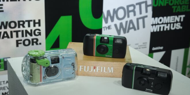 ฟูจิฟิล์ม ฉลองใหญ่ครบรอบ 40 ปี QuickSnap เปิดแคมเปญ “Worth The Wait” ชวนทุกคนสร้างความทรงจำที่ “คุ้มค่าการรอคอย” กับกล้องตัวดังที่ครองใจคนทั่วโลก พร้อมชมนิทรรศการและร่วมกิจกรรมสุดพิเศษมากมาย พบกันที่ FUJIFILM House of Photography สยามสแควร์วัน พร้อมลุ้นรับกล้อง QuickSnap จากศิลปินดัง อาทิ PUN, BUS, VVV และครีเอเตอร์อีกมากมายรวมกว่า 100 คน