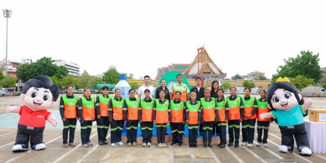 ซีพี แอ็กซ์ตร้า เดินหน้าโครงการ “พลาสติก คืนค่า” ส่งมอบเสื้อกั๊กสะท้อนแสงจากขวดพลาสติกรีไซเคิลให้ ”พี่กวาด” สังกัด กทม.