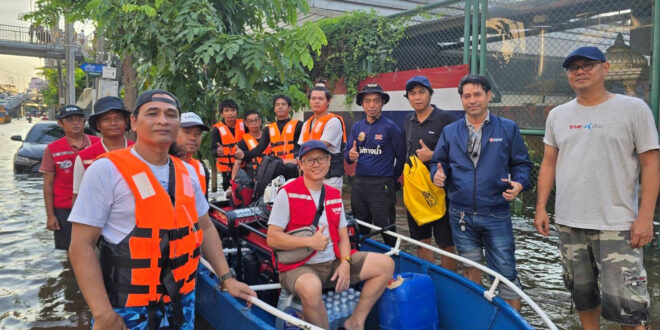 ทรู คอร์ปอเรชั่น เกาะติดเขื่อนเจ้าพระยาระบายน้ำเฝ้าระวังเพิ่ม 11 จังหวัด – รุดลงพื้นที่เคียงข้างชาวแฟลตคลองจั่น ส่งวิศวกรลุยน้ำท่วมนำเครื่องปั่นไฟเสริมการสื่อสารท่ามกลางวิกฤต