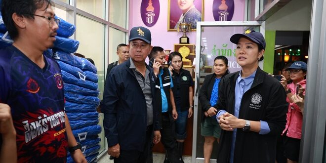 รัฐมนตรีกลาโหม ลงพื้นที่ติดตามน้ำท่วม สั่งกองทัพพร้อมสนับสนุนประชาชนเต็มกำลัง
