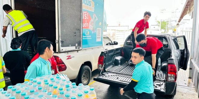 แม็คโคร-โลตัส ระดมความช่วยเหลือผู้ประสบภัยน้ำท่วม ส่งอาหารพร้อมรับประทาน เครื่องดื่ม และของใช้จำเป็น ถึงพื้นที่ประสบภัย