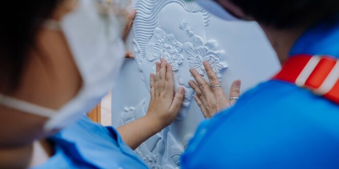 ศิลปะที่มองผ่านปลายนิ้ว ยูโอบีนำ “ศิลปะสัมผัสได้” สู่หอศิลปกรุงเทพฯ จากภาพวาดบนผืนผ้าใบสู่ผลงานนูนต่ำสามมิติ