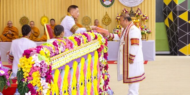 พุฒิพงศ์ ปราสาททองโอสถ รับพระราชทานปริญญาดุษฎีบัณฑิตกิตติมศักดิ์ สาขาการจัดการการท่องเที่ยวและการบริการ จากมหาวิทยาลัยราชภัฏอุบลราชธานี